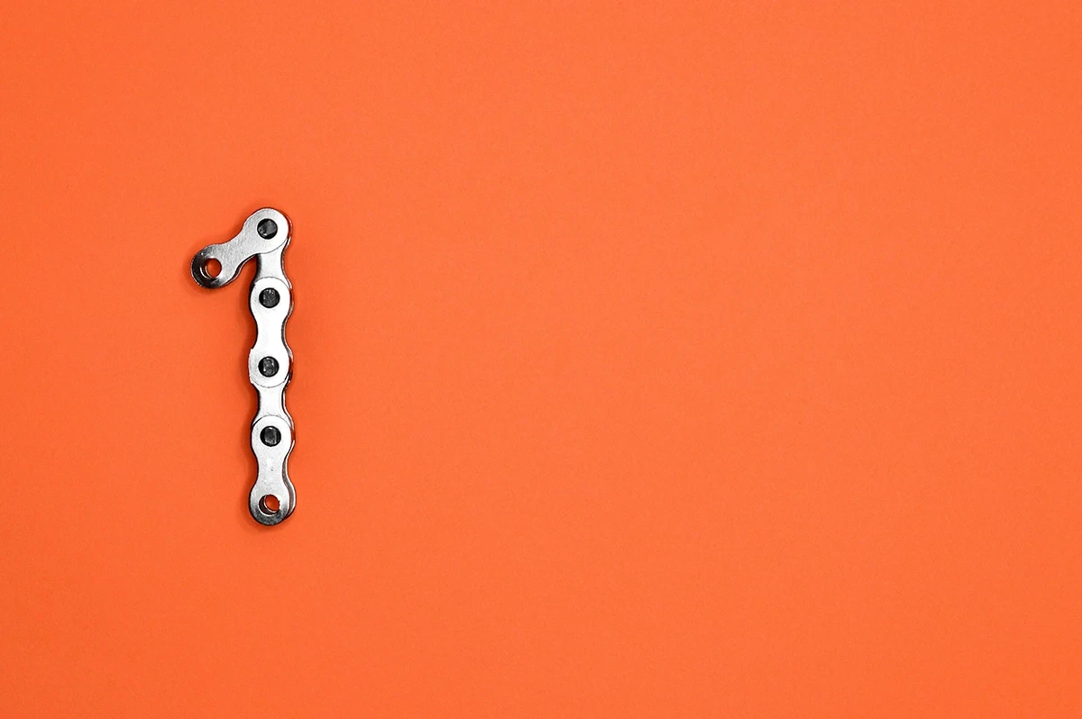 Kette auf orangem Hintergrund