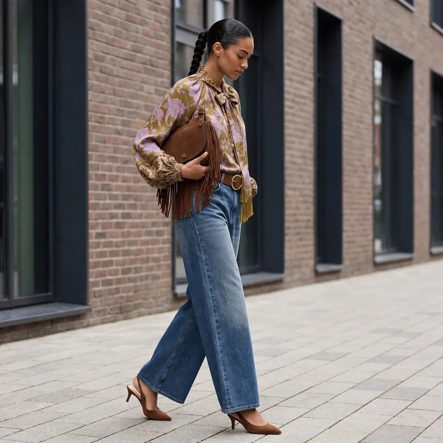 Foto caricata: donna in strada con blusa stampata, jeans a gamba larga e décolleté