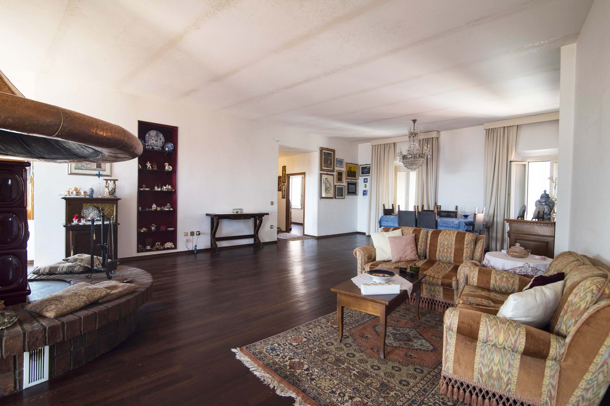 tavolo in legno di una casa in Maremma Toscana