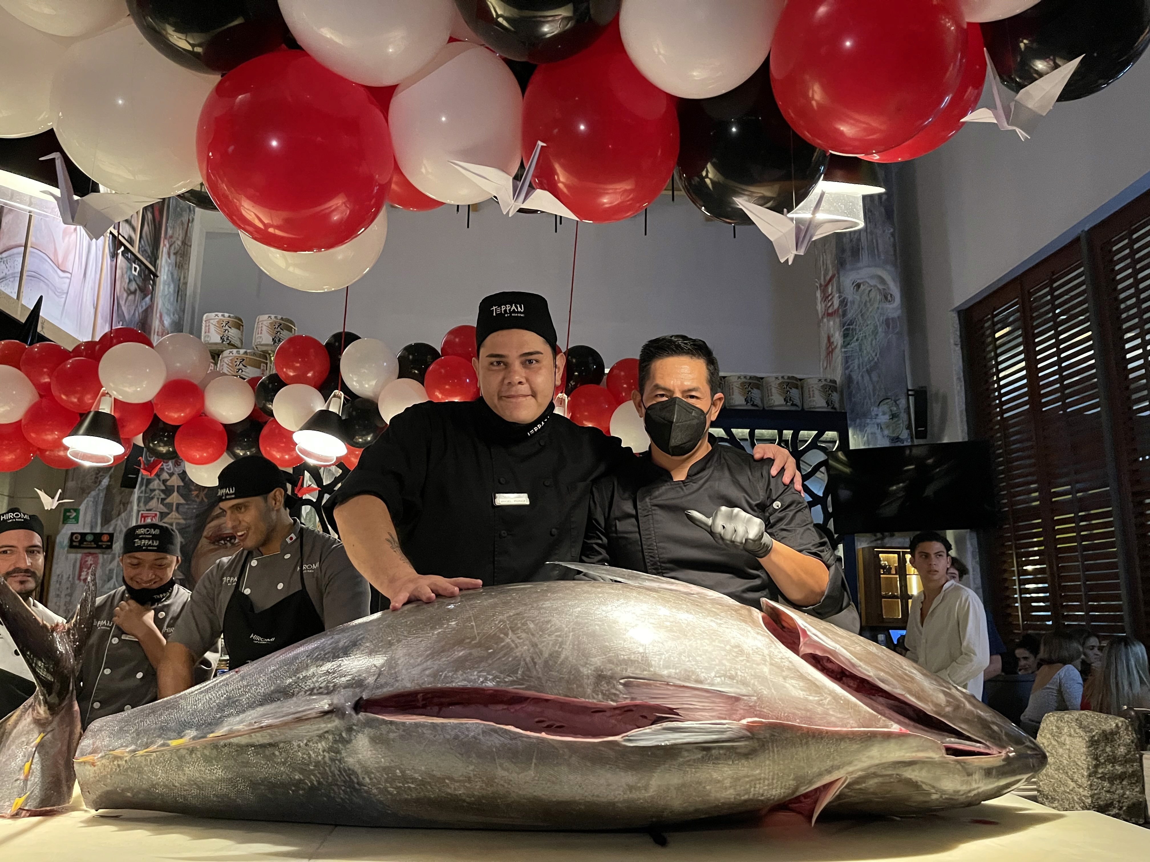 Chef preparando sashimi