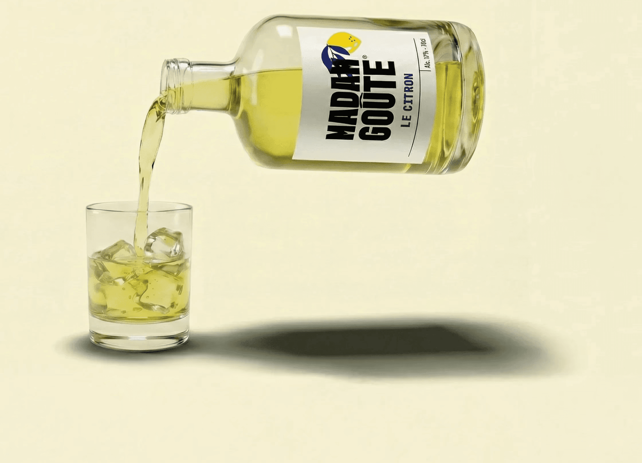 Liqueur Madam Goute Le Citron versée d'une bouteille en suspension dans un verre rempli de glaçons sur un fond jaune clair.