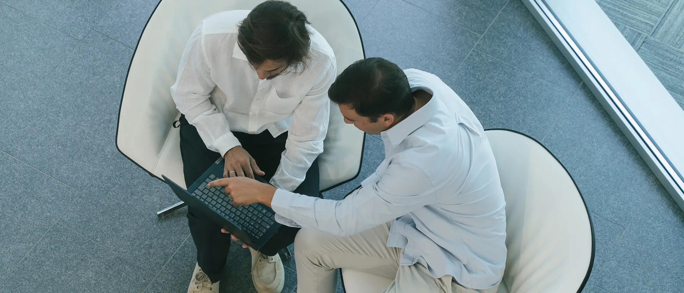 Dos trabajadores revisando un ordenador