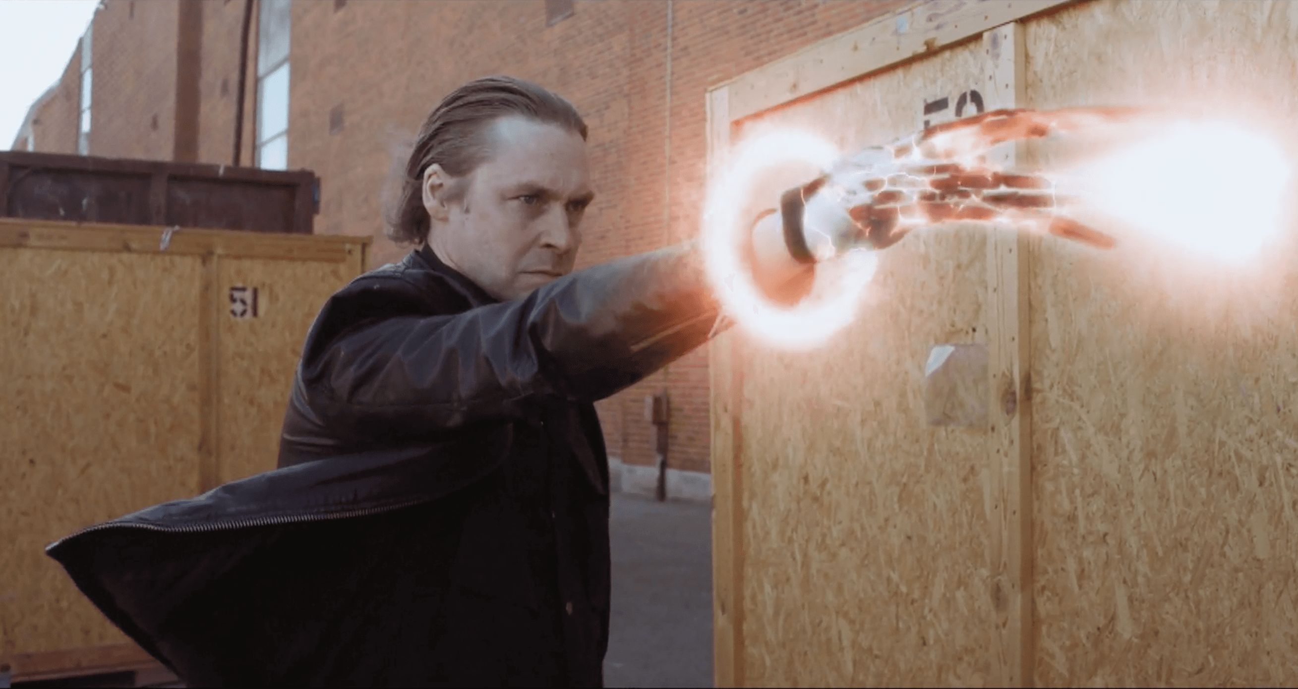 Person stand in front of a red sports oldtimer