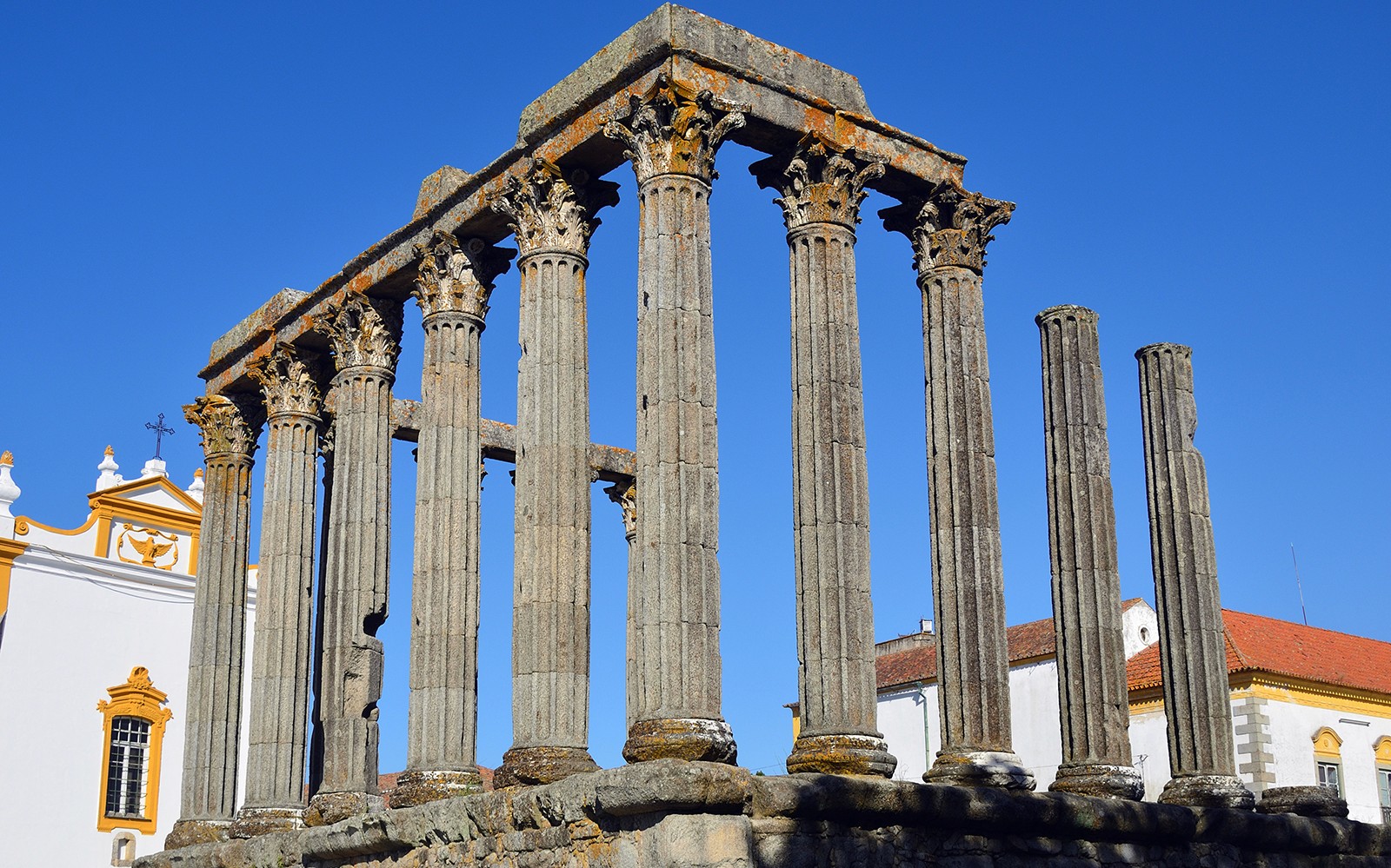 蓝天映衬下的埃武拉罗马神殿。