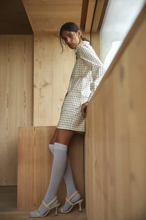 Dans le lookbook de la marque Danoise Another Aspect, le mannequin porte un costume gris et une chemise blanche