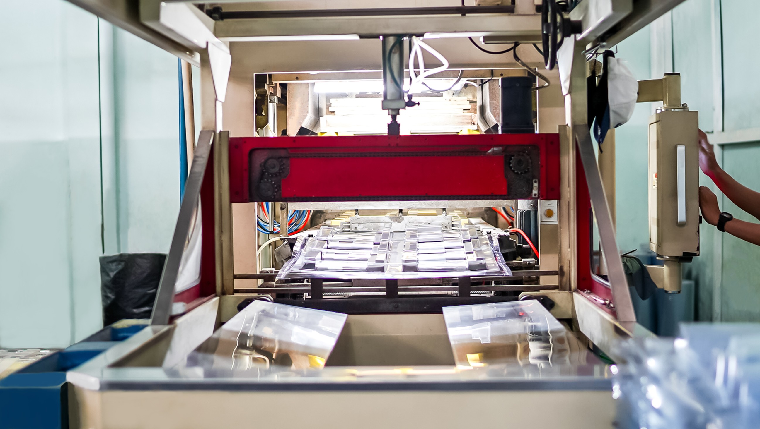 Gambar proses produksi kemasan plastik yang telah terotomatisasi sehingga bisa menghasilkan produk kemasan plastik yang berkualitas dan cepat.