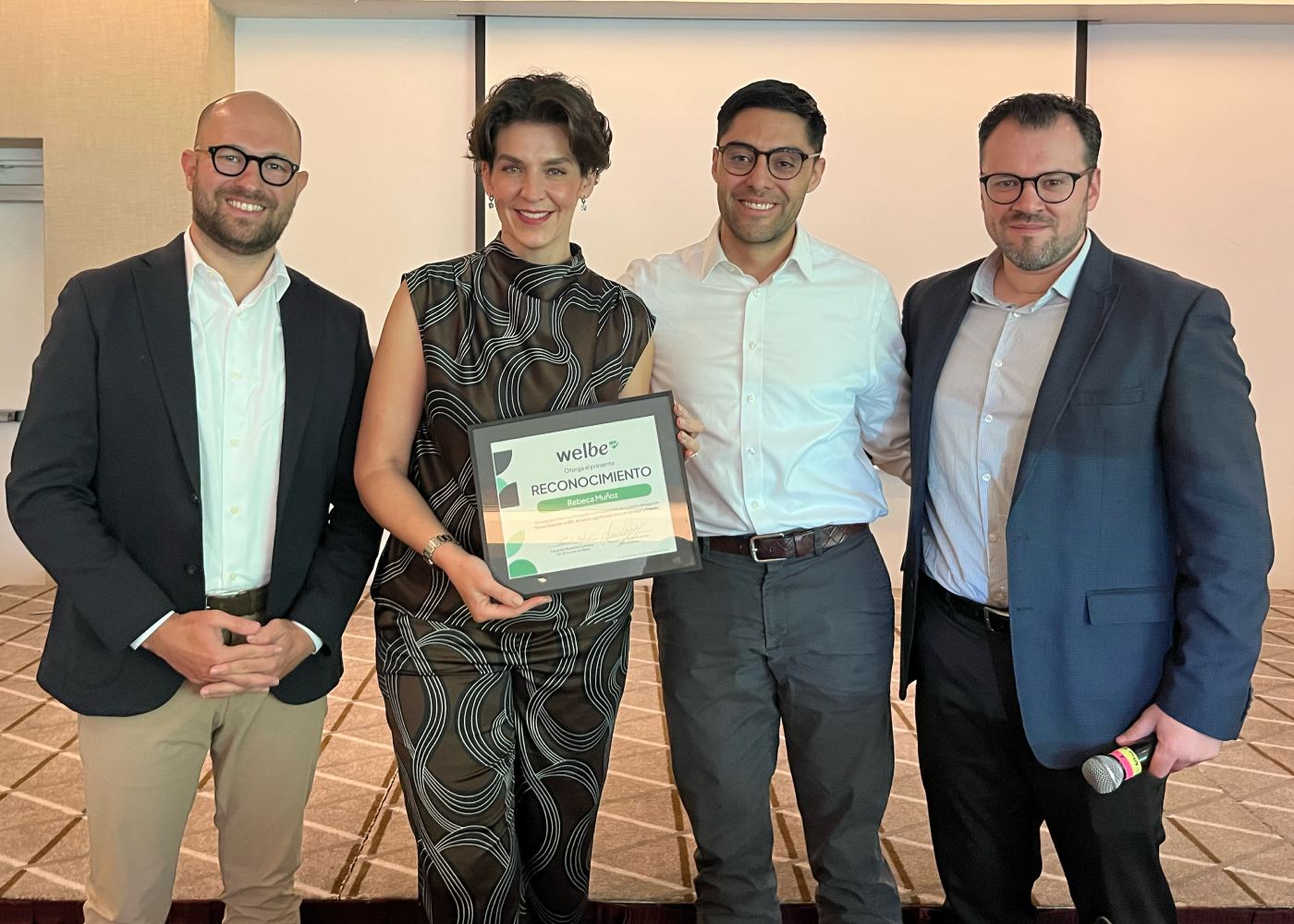 Entrega de reconocimiento a Rebeca Muñoz