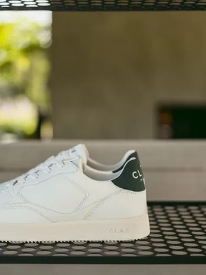 Dans le lookbook de la marque Danoise Another Aspect, le mannequin porte un costume gris et une chemise blanche