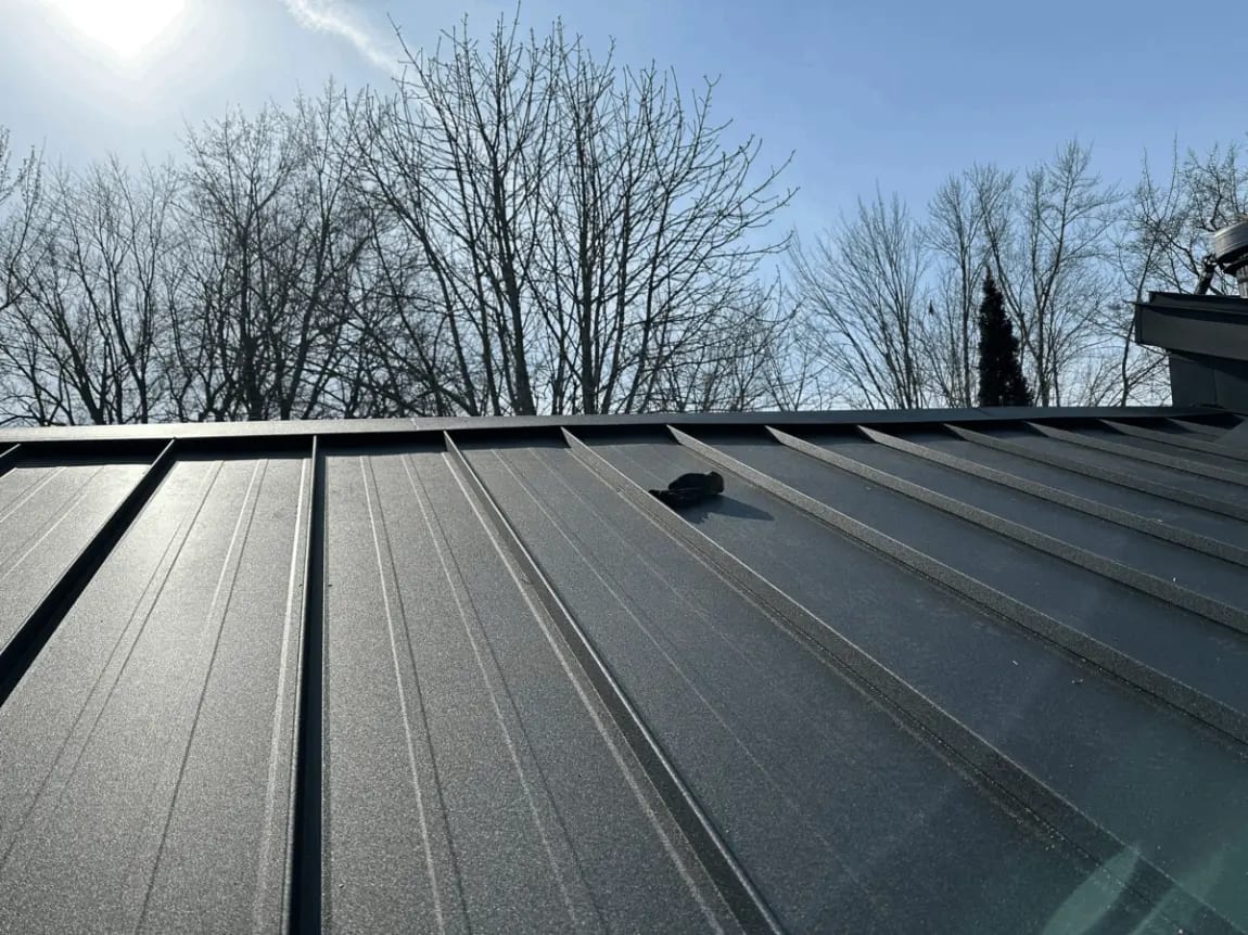 Installation toiture acier Terrebonne - équipe Toiture Métallique Montréal