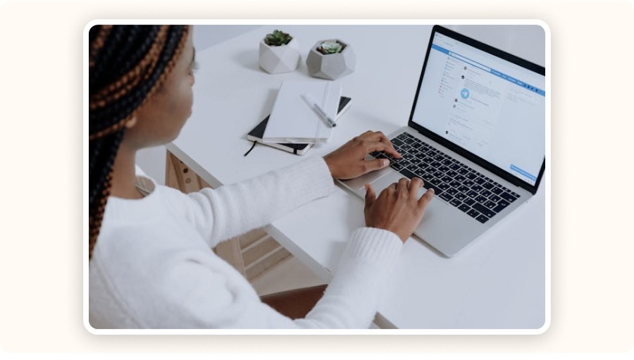 dropshipper accessing Facebook Ad Library