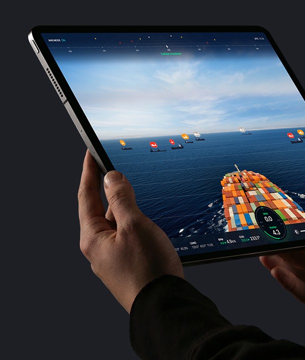 컨테이너선 시점에서 주변 선박 위치와 항해 데이터를 보여주는 태블릿 화면