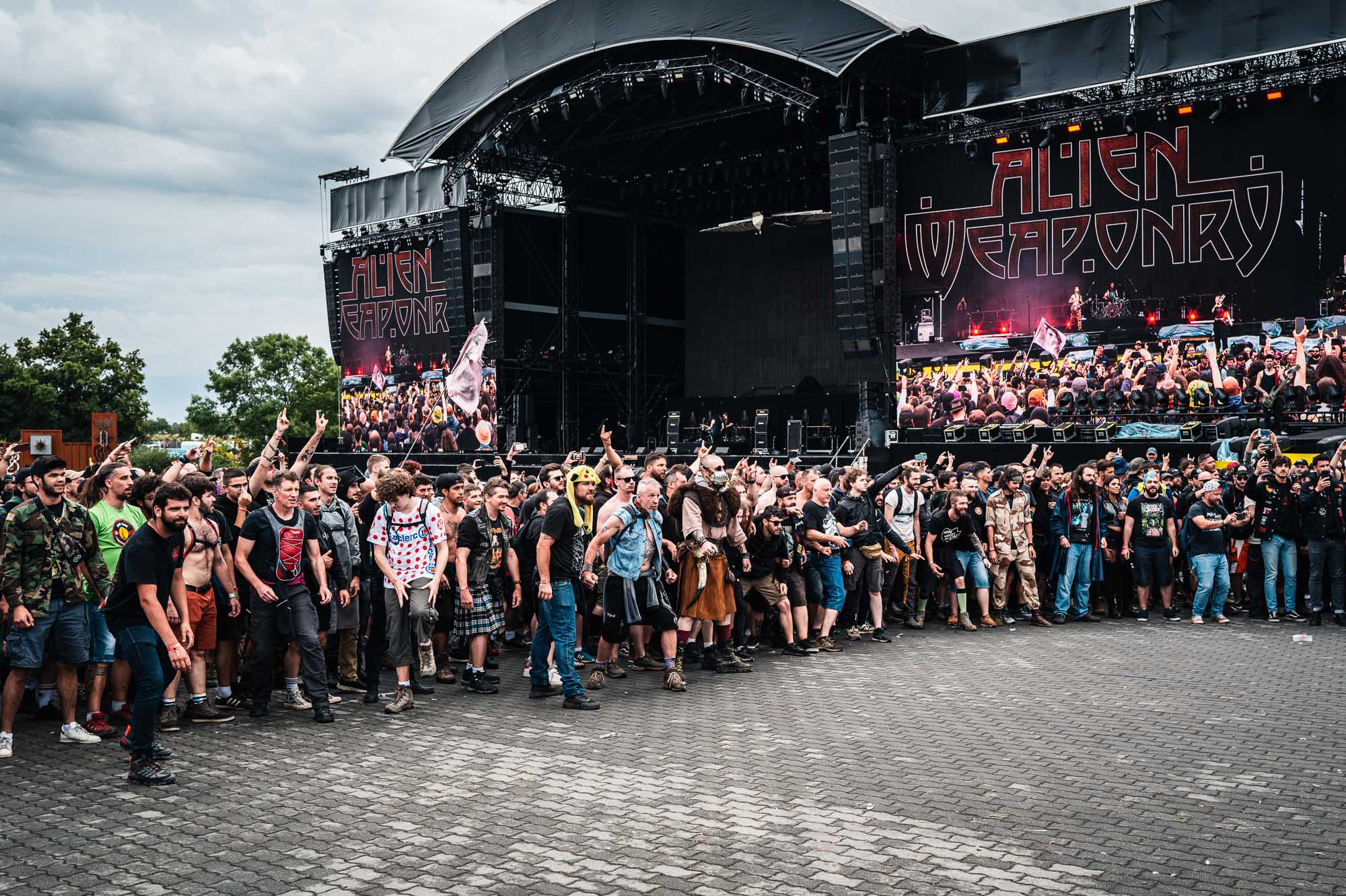 Foule dense rassemblée devant la Mainstage sous la bannière « Alien Weaponry »
