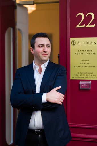 Homme en chemise blanche observant un diamant avec un microscope