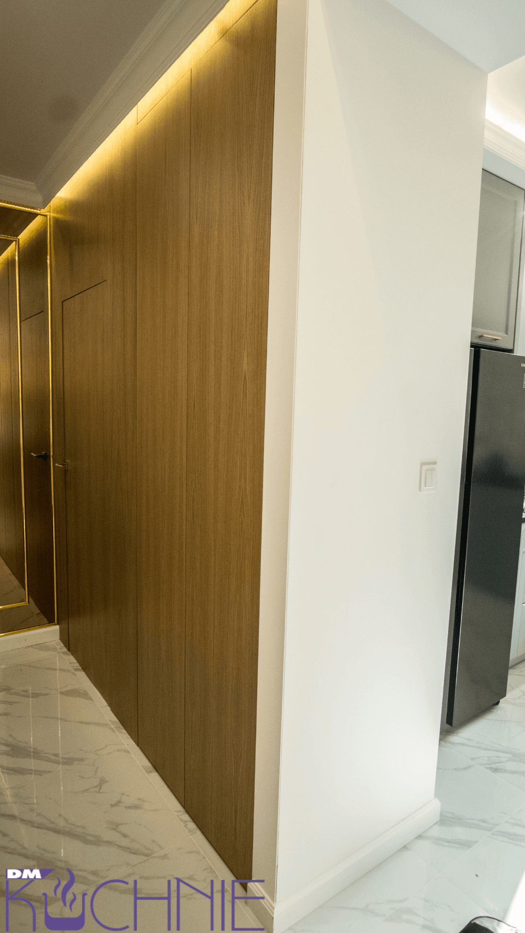 Meble na wymiar Warszawa – nowoczesna zabudowa drewniana z podświetleniem LED, szafy i zabudowa wnętrz wykonane na zamówienie.