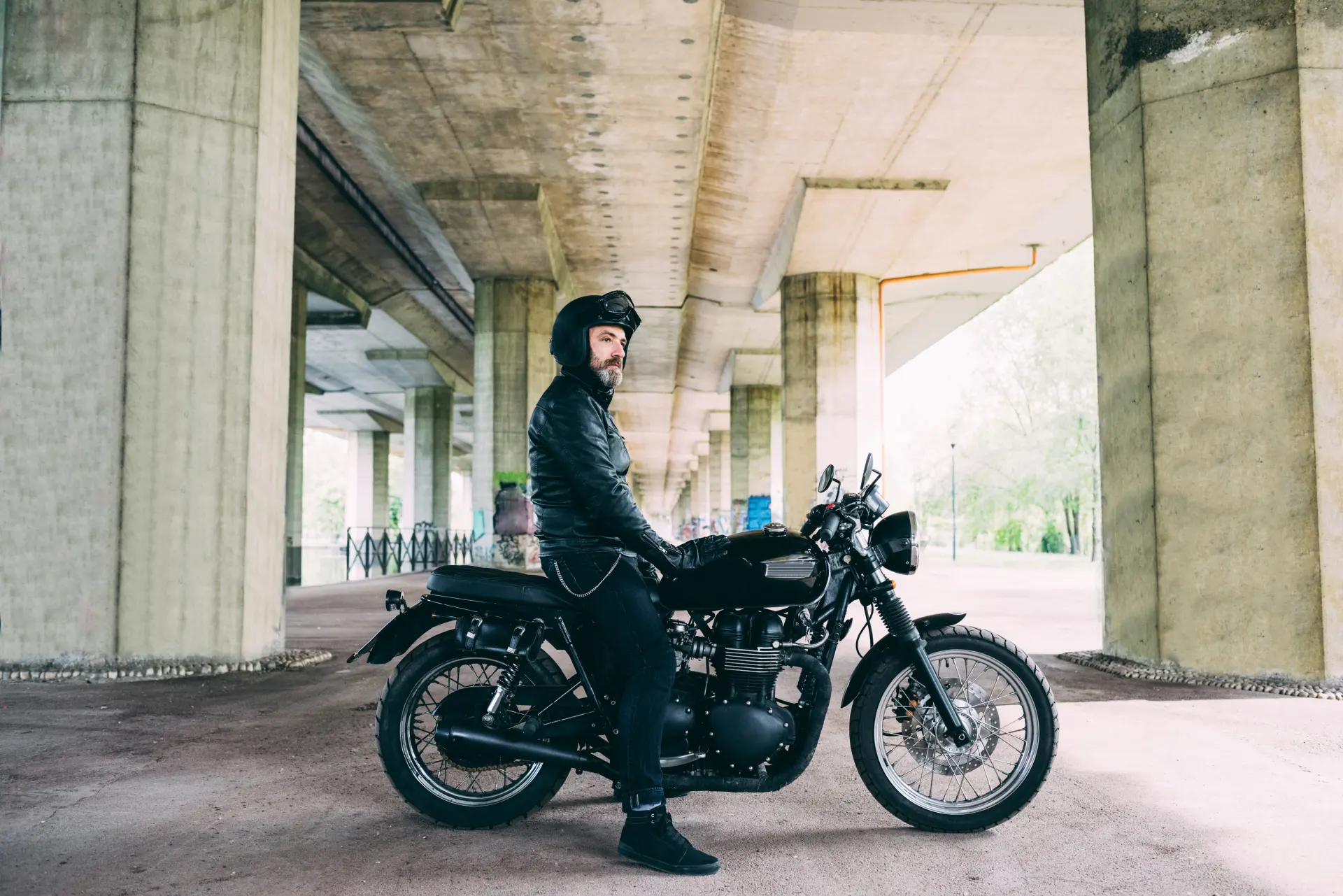 Motorista urbano en Murcia circulando seguro con la póliza de moto personalizada de Allianz