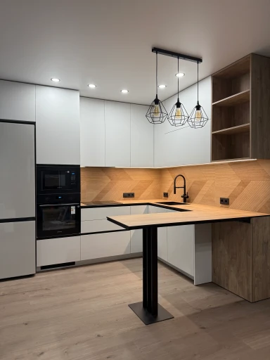 Сучасна вбудована кухня з високими фасадами під стелю та декоративними стіновими панелями. Виготовлення кухонних меблів за індивідуальним проєктом у Києві.