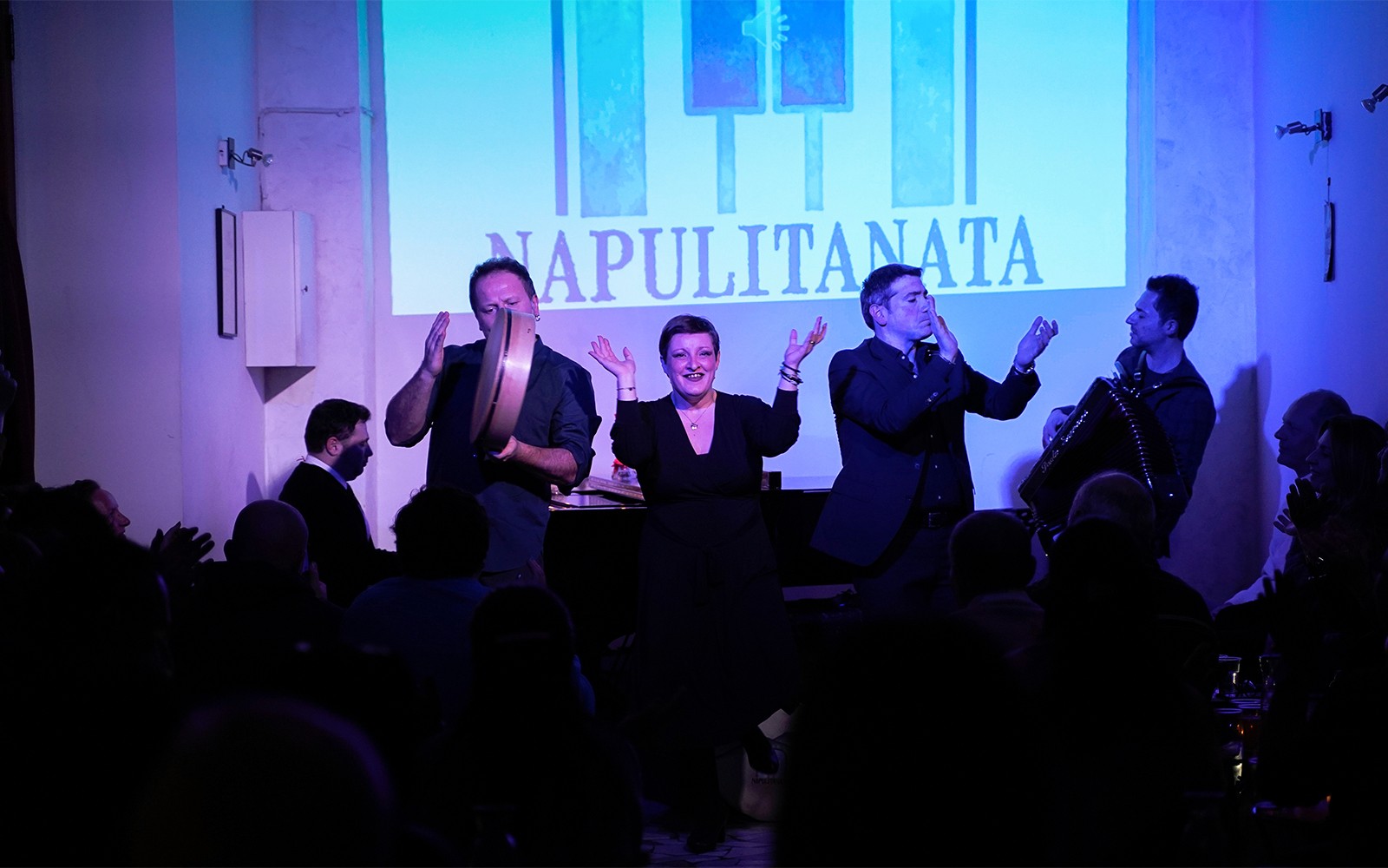 纳波利传统音乐会，表演者在意大利那不勒斯的舞台上演出。