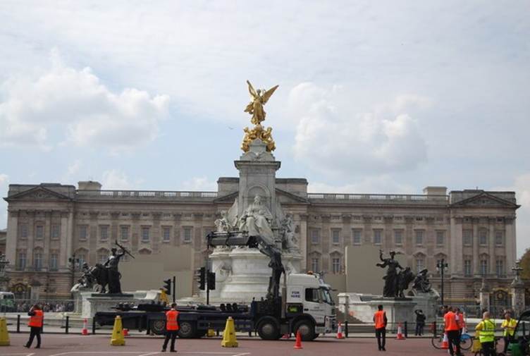 The image shows the majestic Statue of Justice at the base of the National Gallery, London, under a clear sky.

AI-generated content may be incorrect.