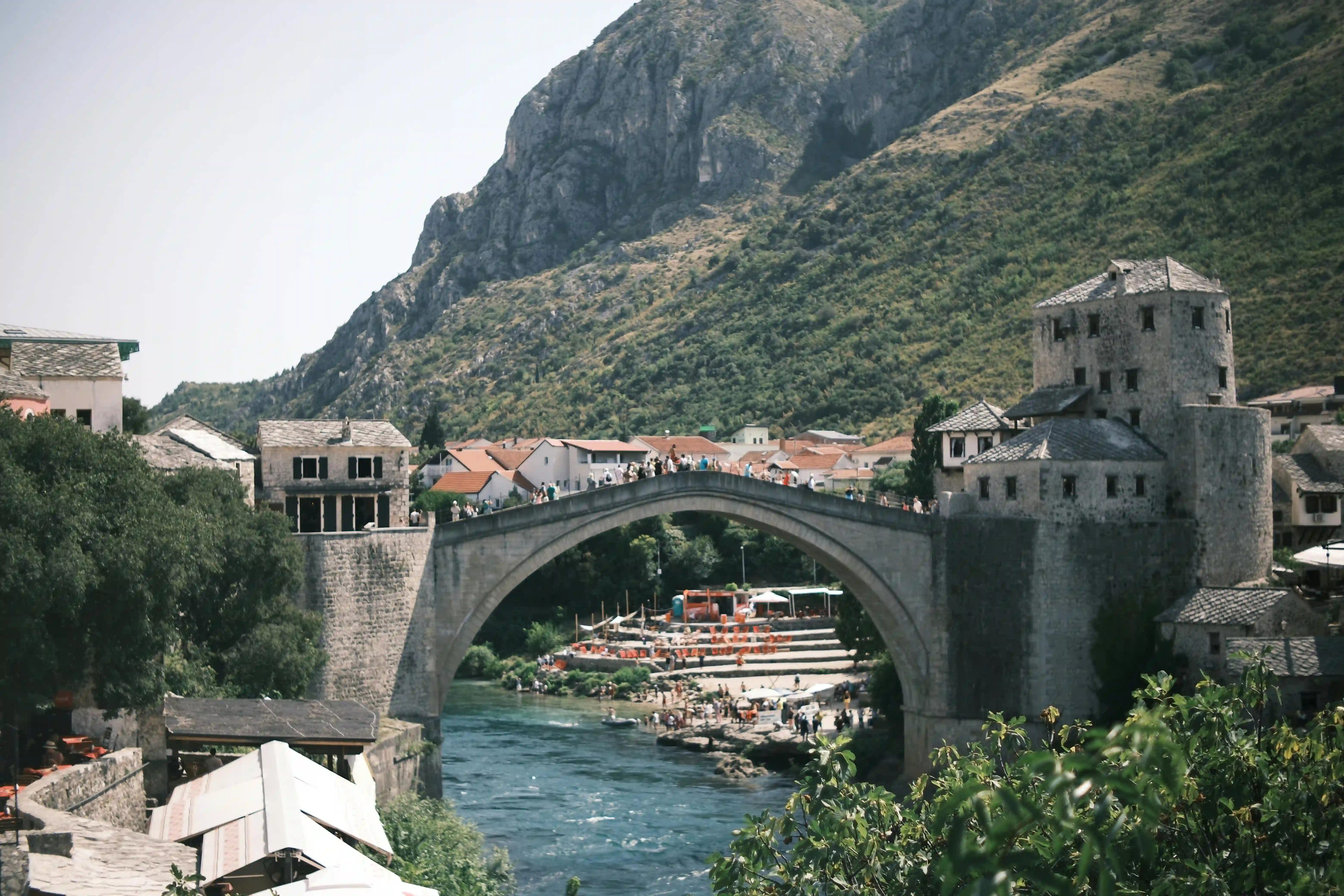 Bosna-Hersek'teki Neretva Nehri üzerindeki Tarihi Mostar Köprüsü