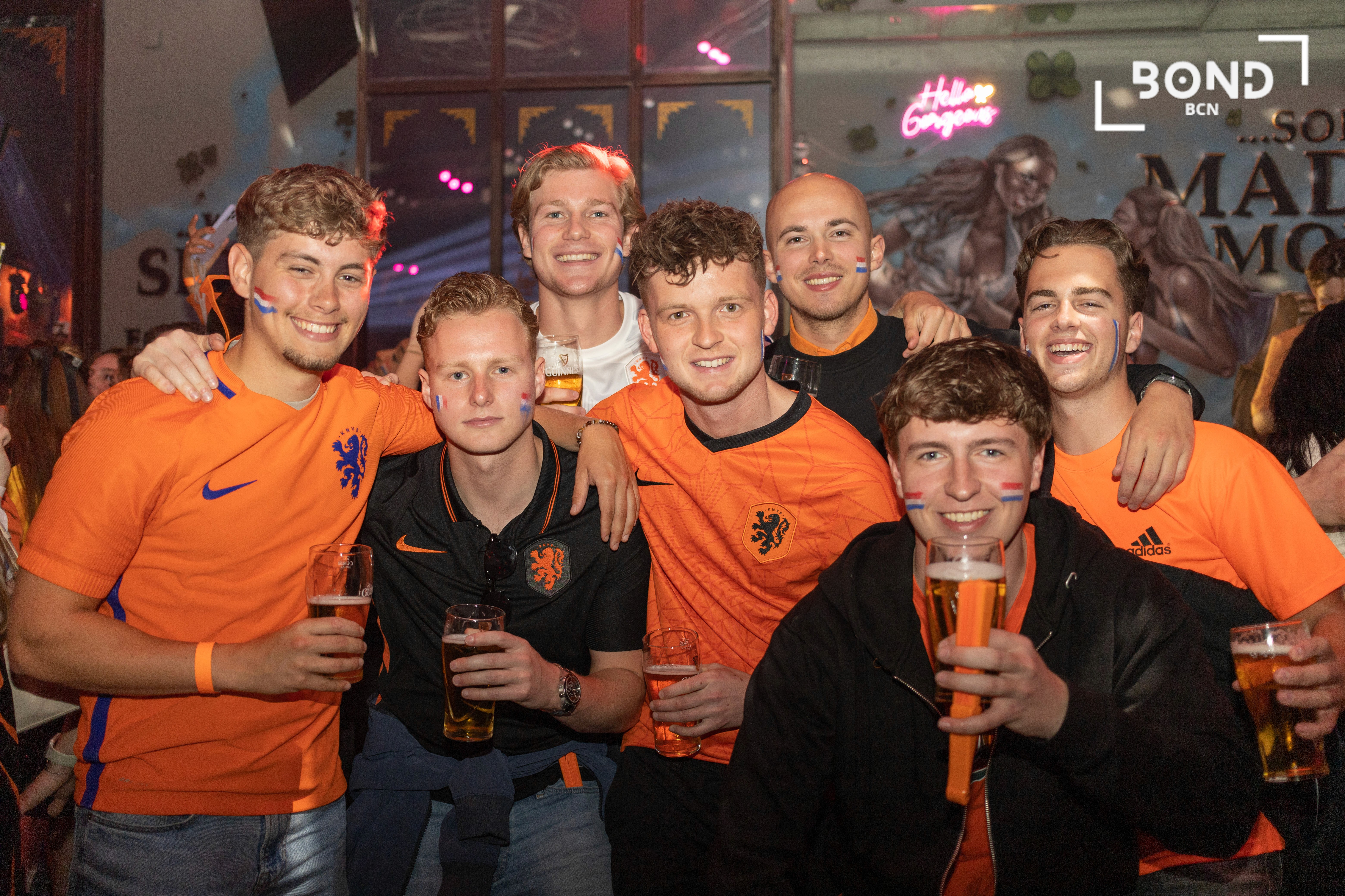 Nederlandse vrienden genieten samen van weekendtrip in Barcelona