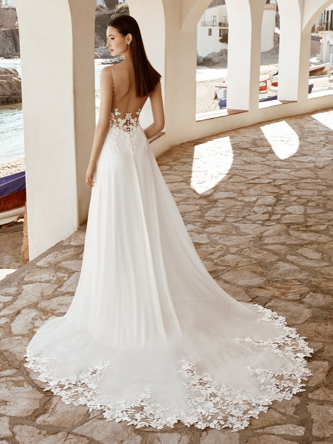 Rückenfreies Design mit besonderer Knopfleiste