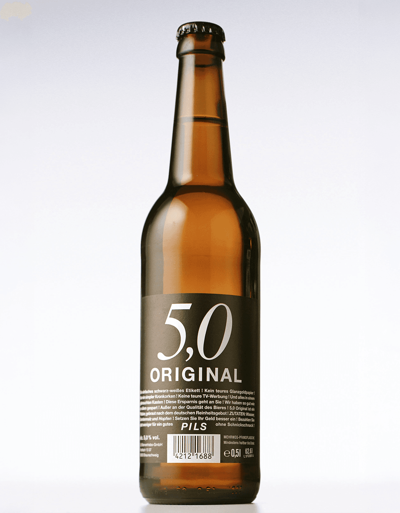 Nachtaufnahme des ersten tegut… teo in Fulda, warm beleuchtet und mit einer Schlange wartender Kund:innen vor dem Eingang.