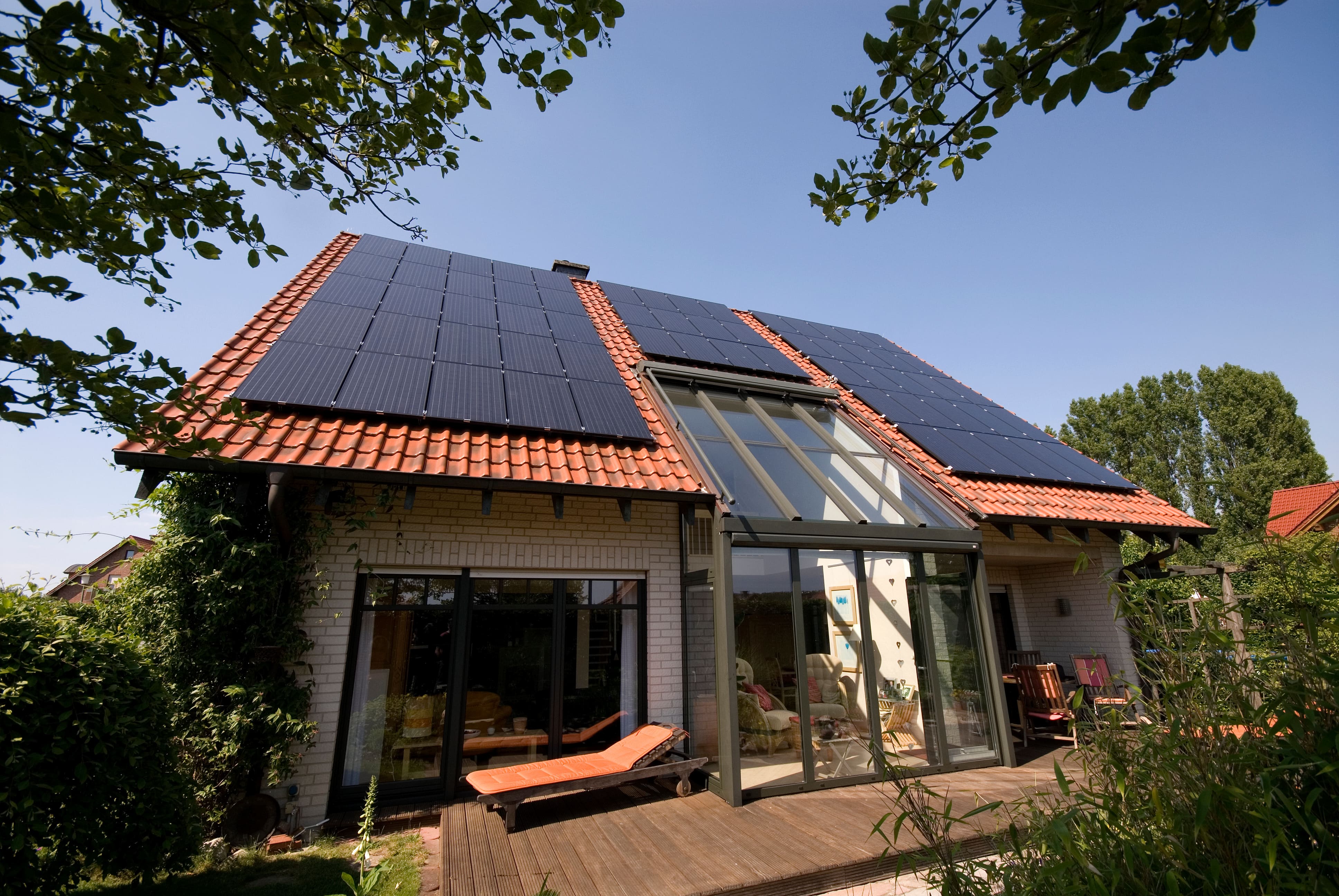 Einfamilienhaus in Westoverledingen mit installierter 20 kWp Photovoltaikanlage, 8 kWh Stromspeicher und Wallbox – effiziente Energienutzung dank optimaler Südausrichtung.