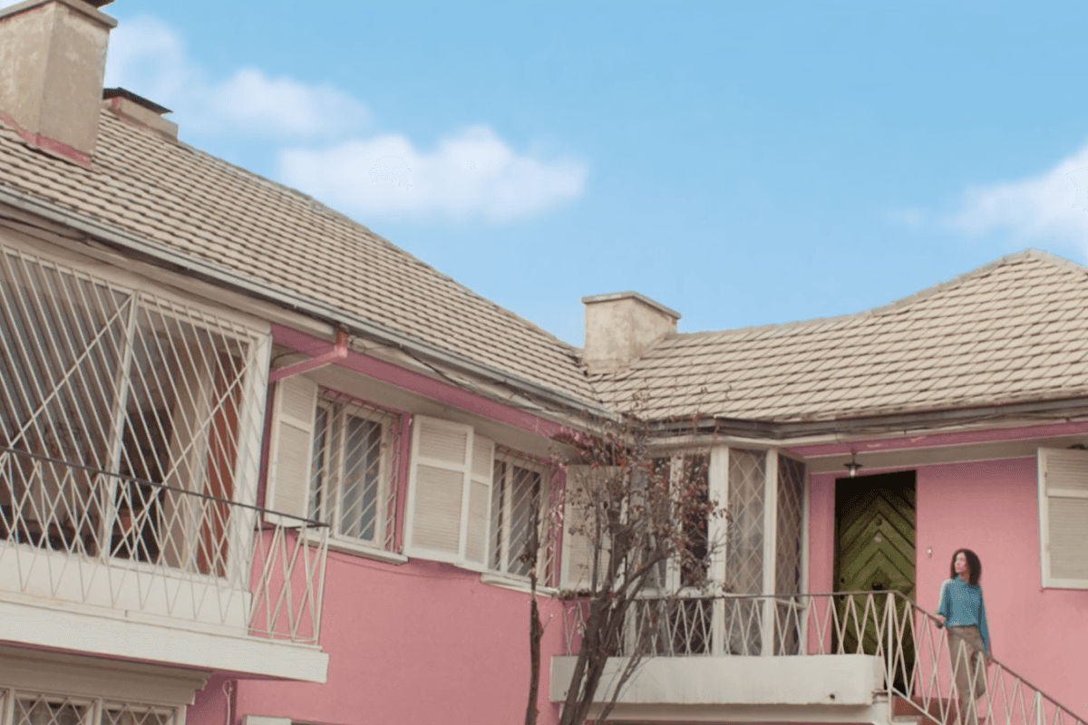 Shiny container with sculptural form and shine