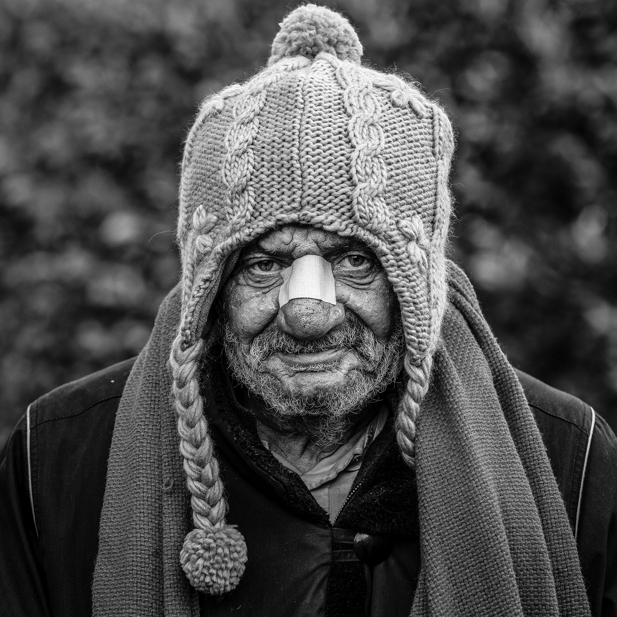 Frederic Bourcier, photographe documentaire, réalise des portraits d’un sans domicile fixe qui vient régulièrement lui rendre visite à son atelier. A travers ces photos, on peut voir les saisons , son humeur et surtout son état de fatigue.