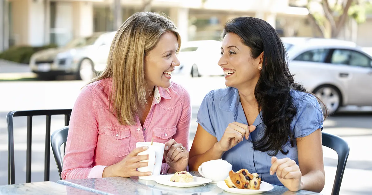 Illustrasjonsbilde av to venninner hvorav den ene er blitt fri fra hepatitt B.