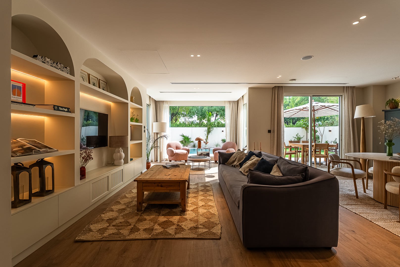 Image of a villa's pallor with a glass window