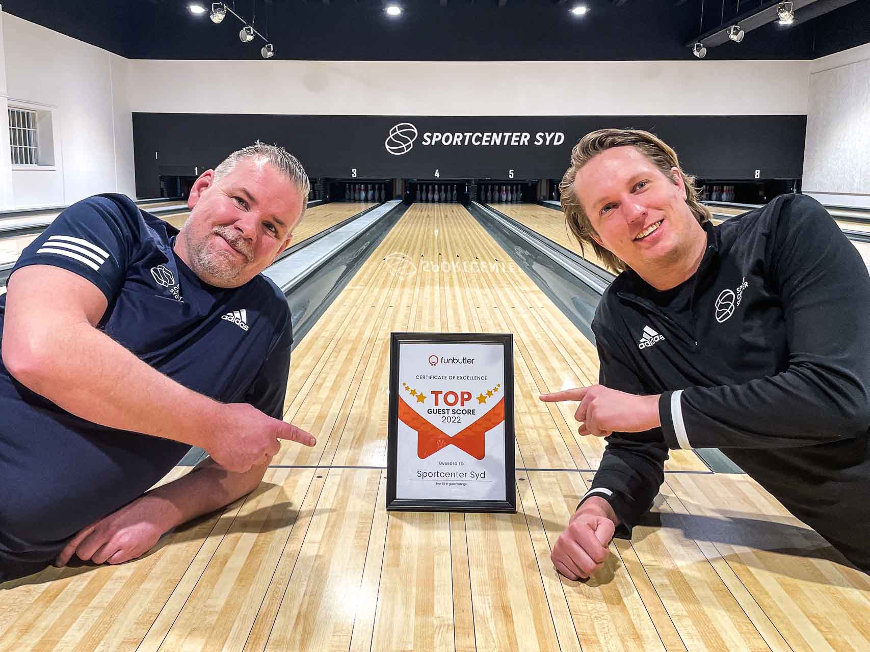 A view of the top of the eiffel tower