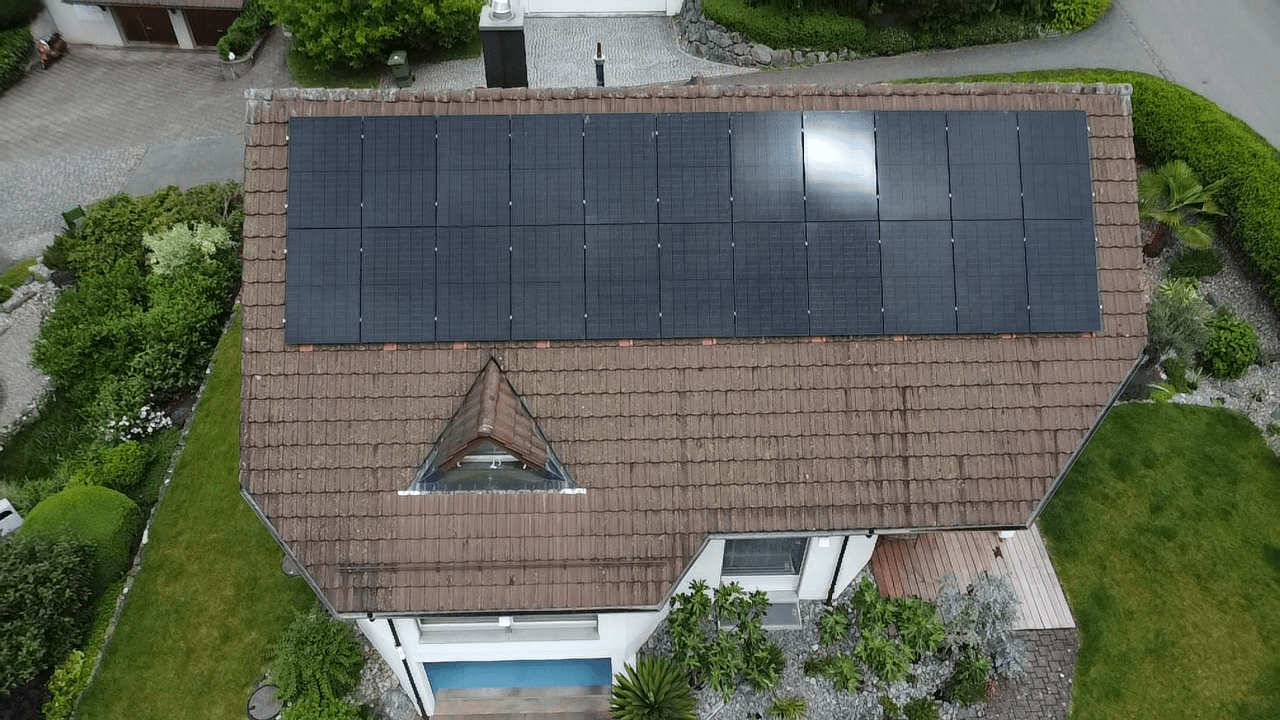 Hochwertige Solarmodule mit Antireflexionsbeschichtung bei einer 10 kWh Installation in Frauenfeld.