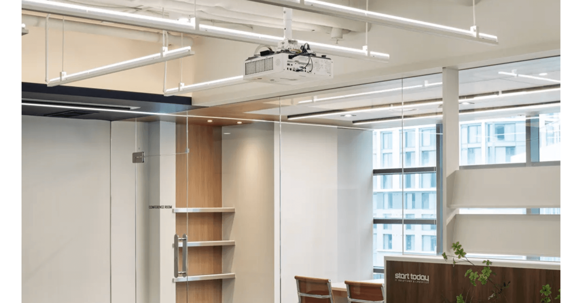 천장을 활용한 스베의 히든 스크린