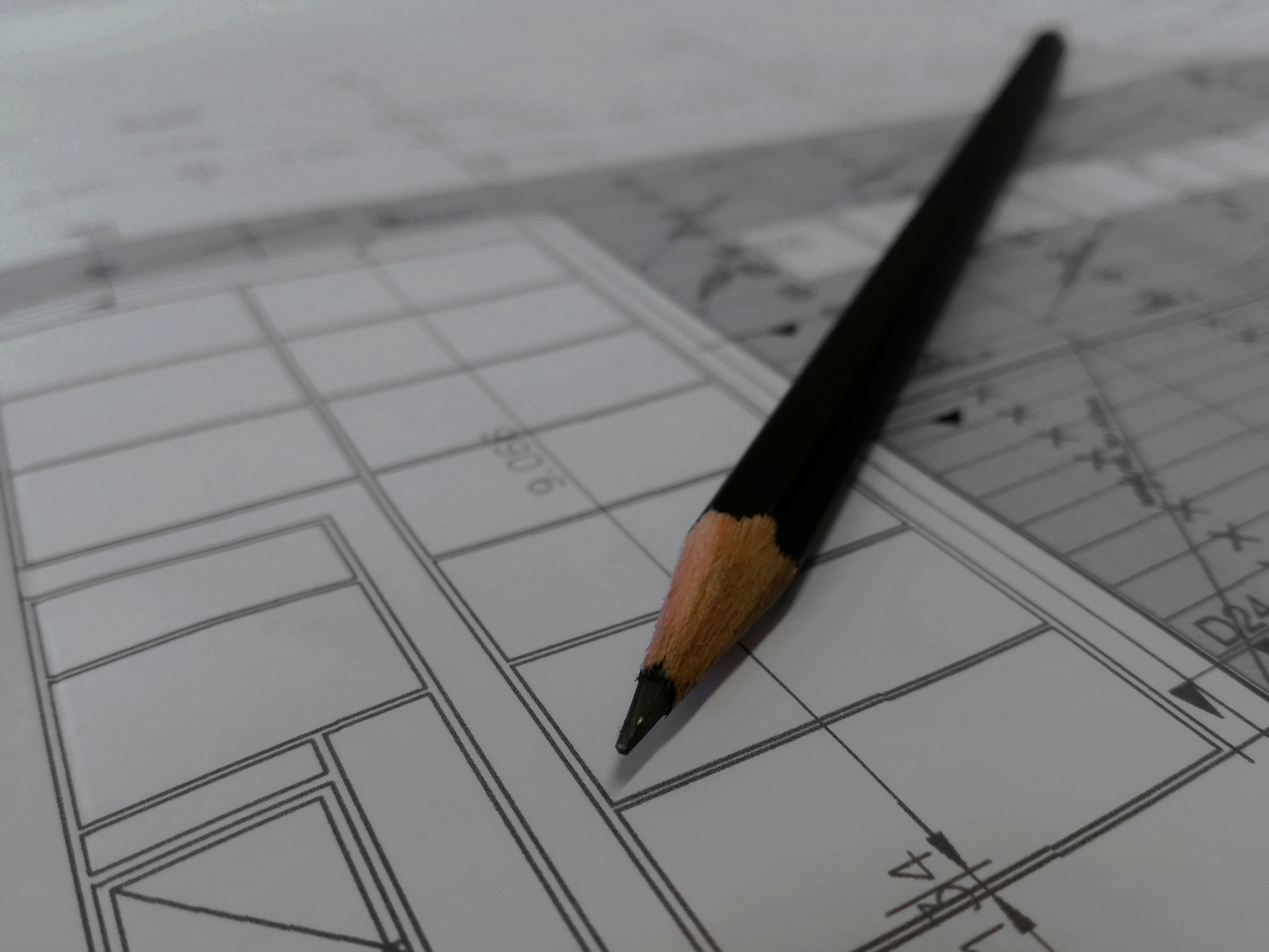 부티크코리아 철학, 정밀한 설계와 장인정신을 상징하는 연필과 도면