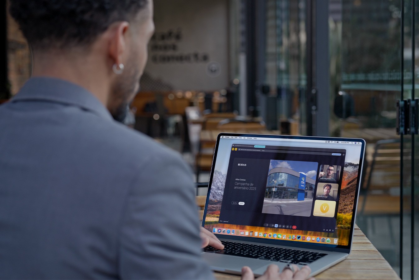 Homem em cafeteria usando o computador