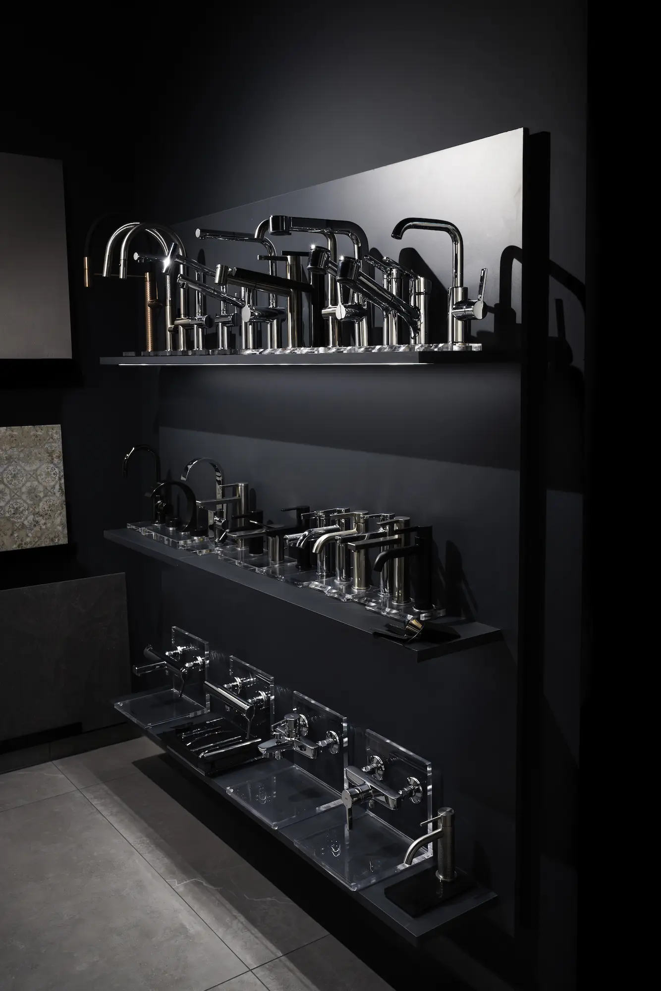 Hoti Showroom mit ausgestellten Armaturen auf mehreren Präsentationsablagen