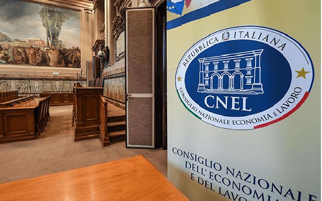 Vista parziale dell’aula consiliare del CNEL con il logo ufficiale della Repubblica Italiana e la scritta “Consiglio Nazionale dell’Economia e del Lavoro”.