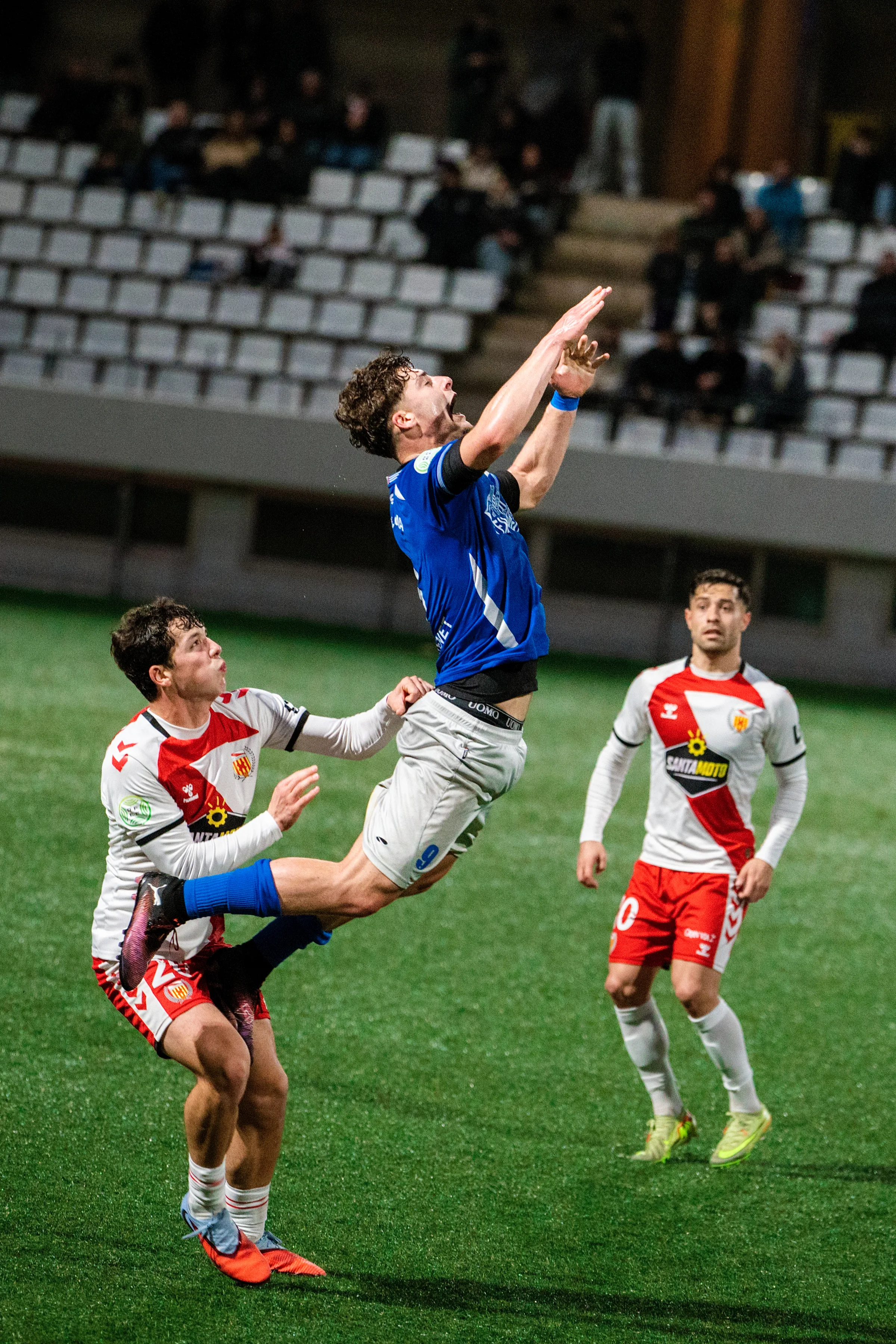 Duelo aéreo entre jugadores del Hospitalet FC y Santa Coloma en el partido del 7 de marzo de 2026