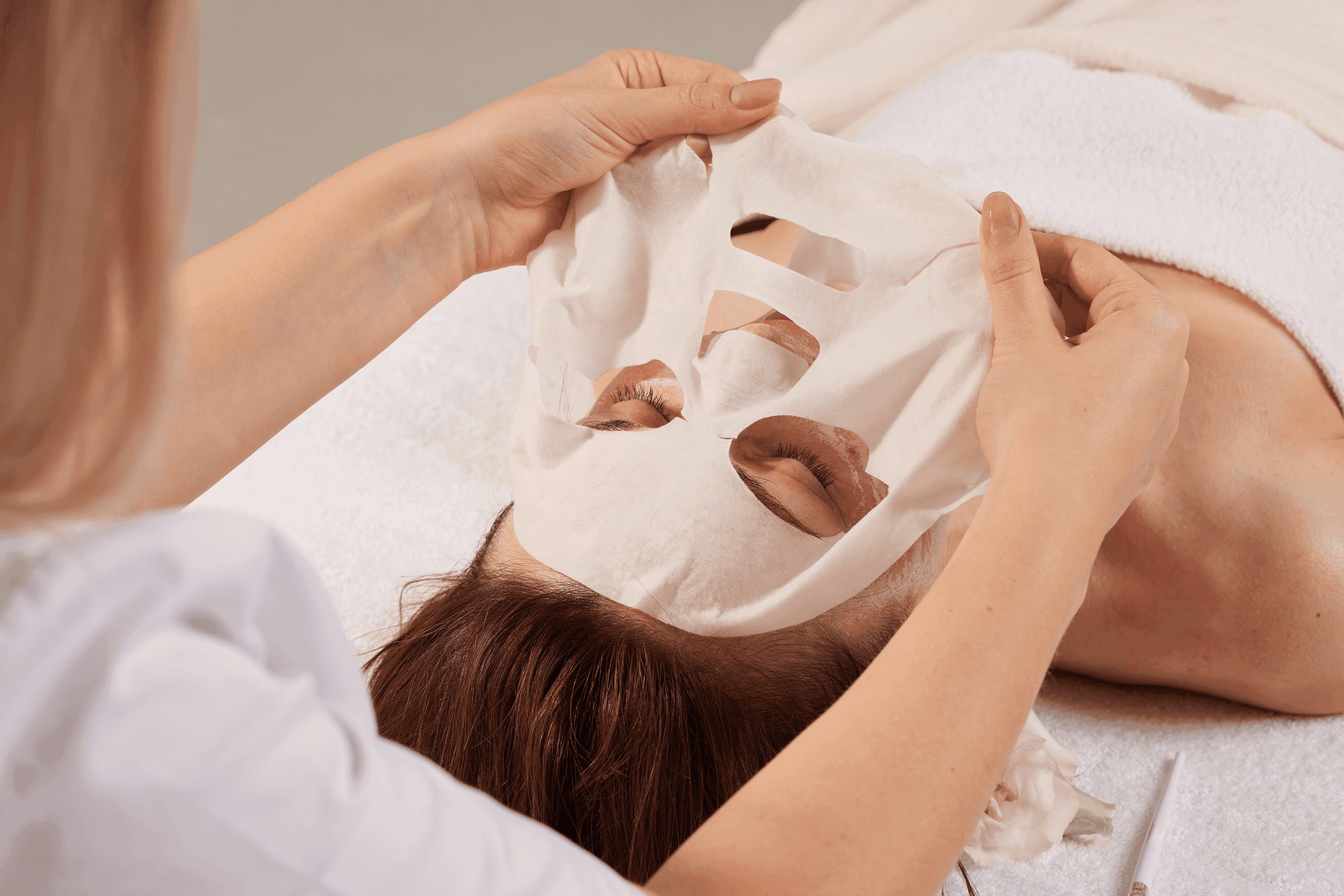 Nakładanie maski Pro XN na twarz, głęboka pielęgnacja i regeneracja skóry.