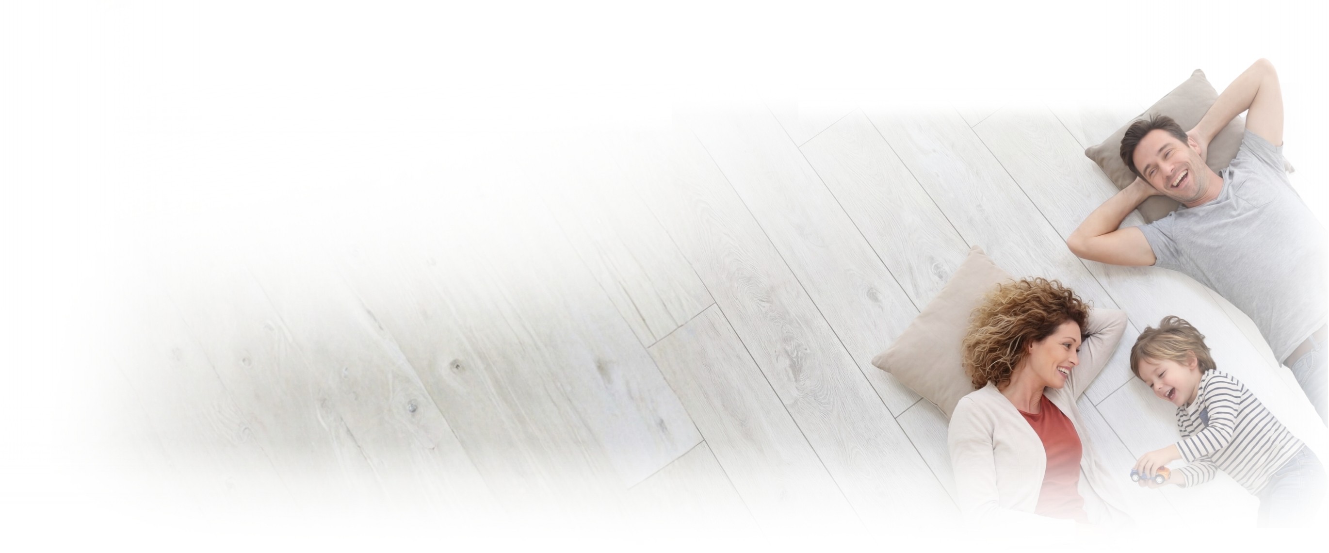 Header Bild für Desktop Version mit einem Baby und einer Auflistung verschiedener Merkmale unserer Fußbodenheizung.