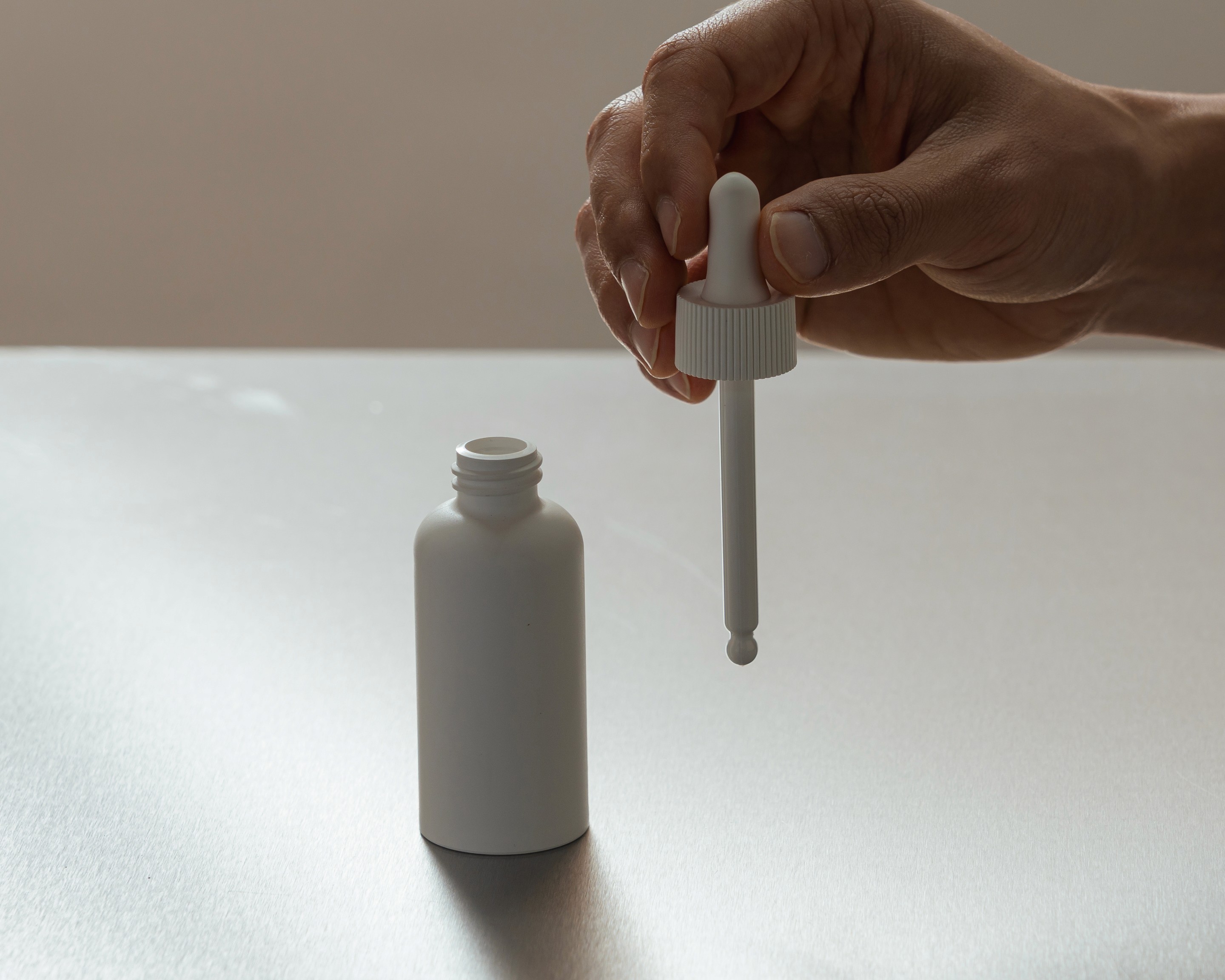 Fully assembled VIVOMER cosmetic droppers from the Shellworks catalogue, featuring a functional bulb, collar, and pipette. Building on our 2025 Pentawards-winning design, these completely plastic-free droppers eliminate multi-material waste while safely dispensing high-value skincare serums and oils.