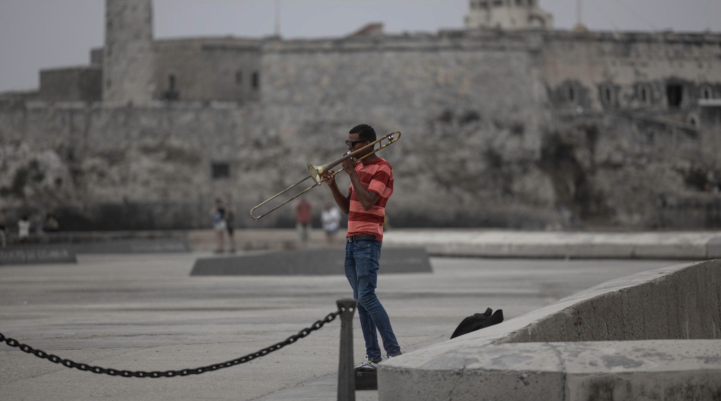 Lone trombone ownin' it on the Malecón.