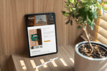 Mockup du site Oracle Bijoux Précieux affiché sur une tablette, présentant un bracelet malachite avec détails du produit et options de taille.