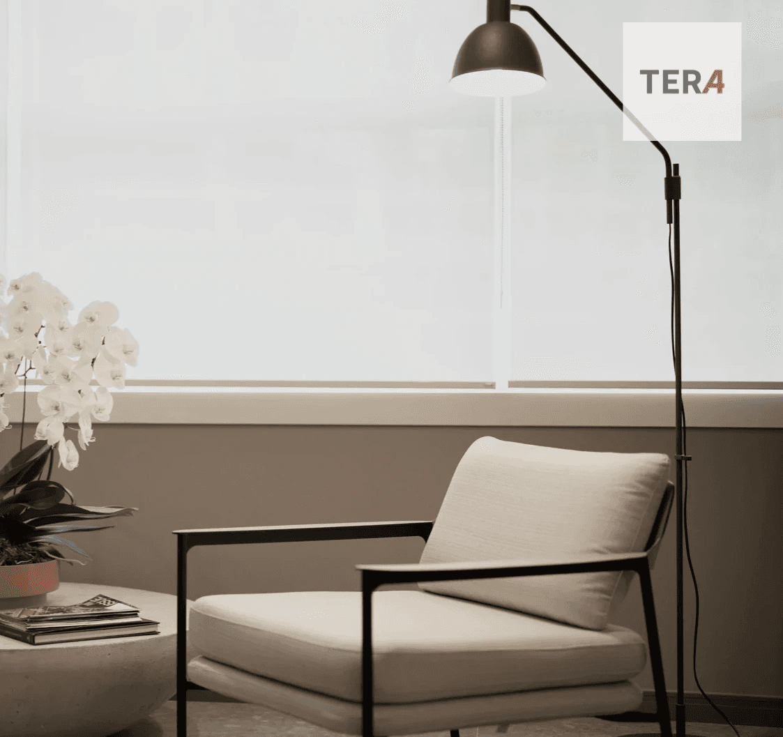 Sala de espera do escritório com flores num vazo, poltrona, iluminação