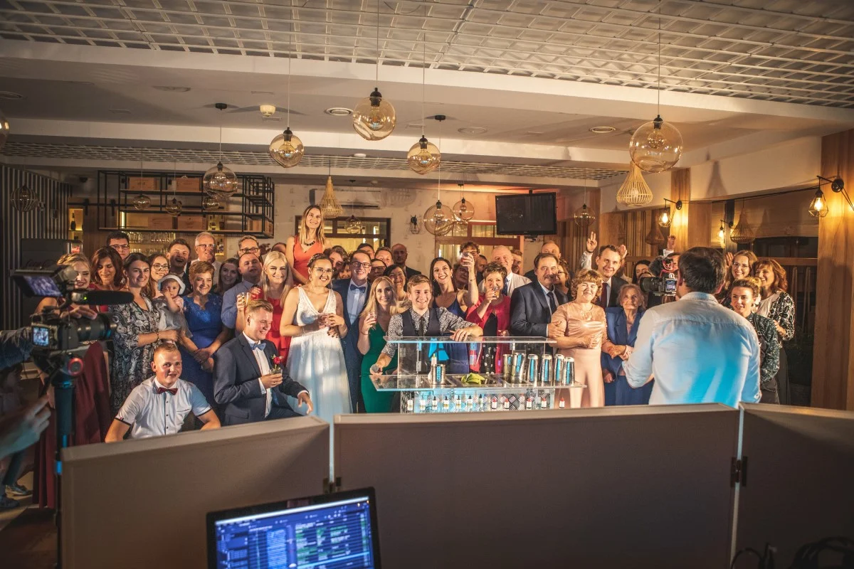 Drink bar na weselu z barmanem zachwycającym gości podczas pokazu.
