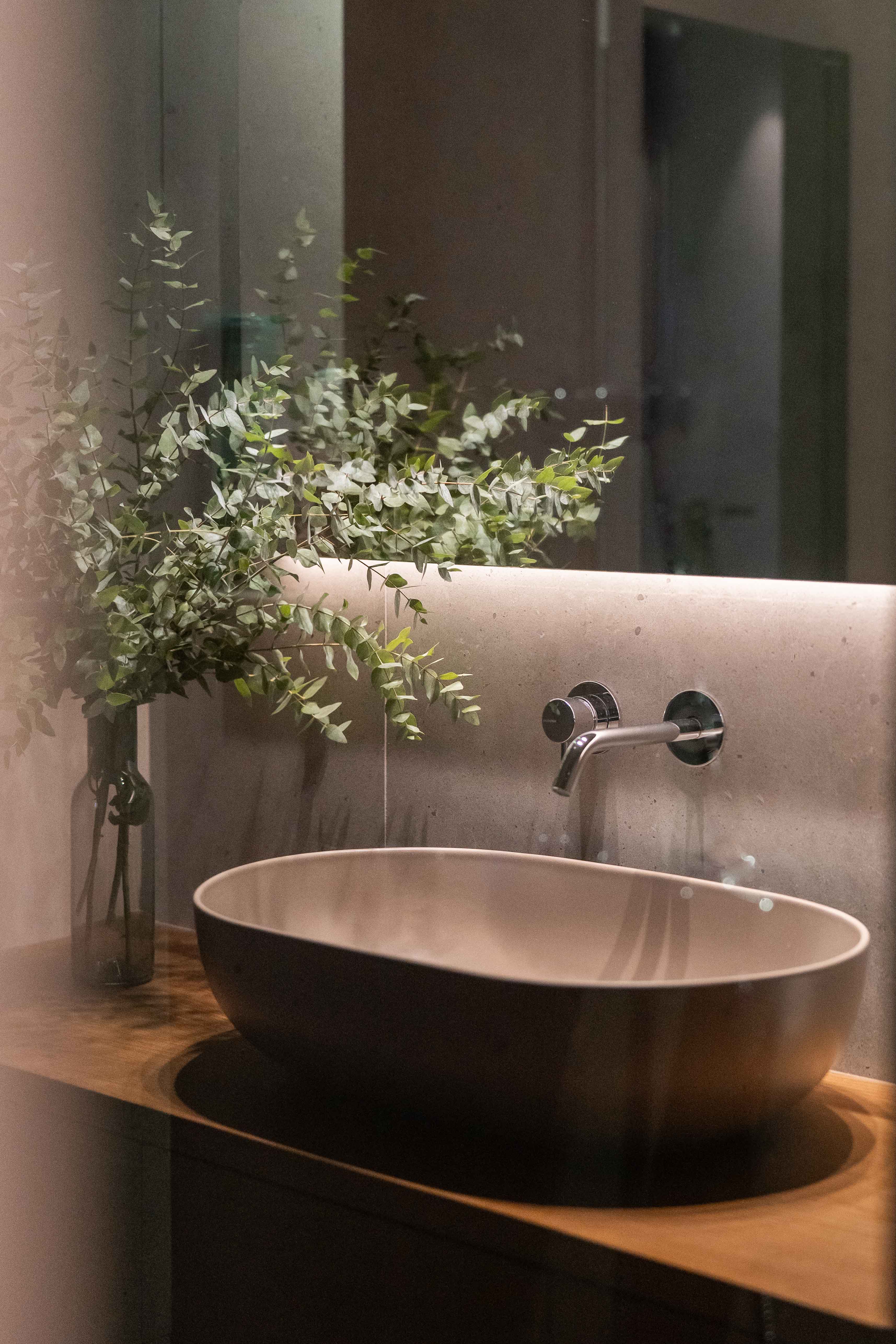 Baño con mueble de madera y pila sobre encimera