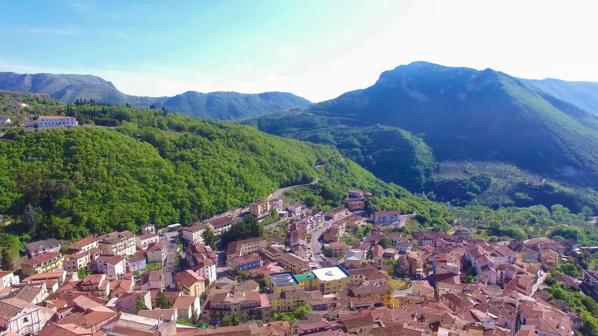 Panoramablick über eine Stadt in der italienischen Region Kampanien