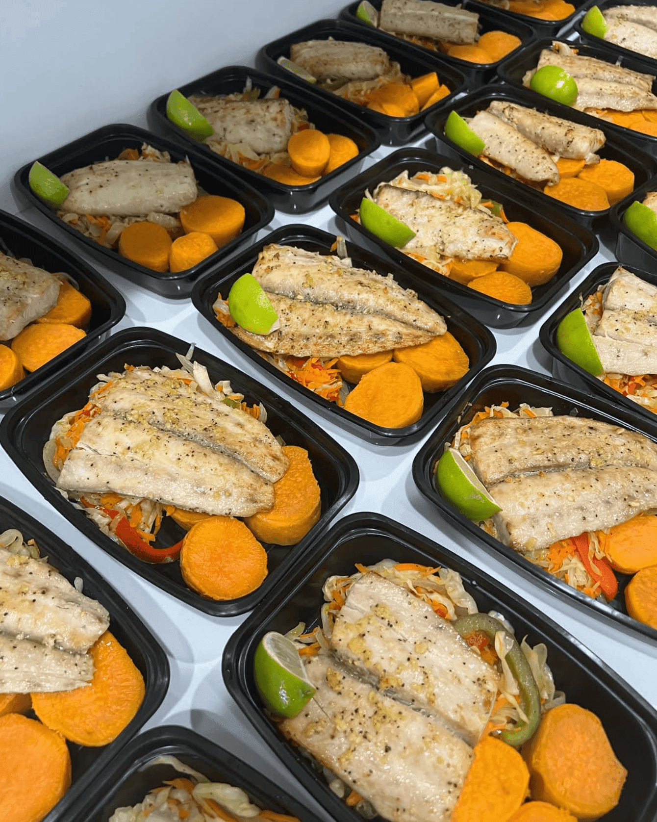Filete de corvina a la plancha acompañado de batata al vapor y vegetales salteados con limón.