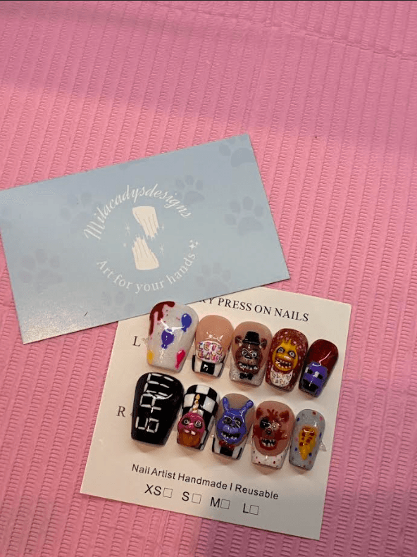 Handgemaakte custom press-on nails door MilaCadysDesigns — op maat gesized en handgeschilderd